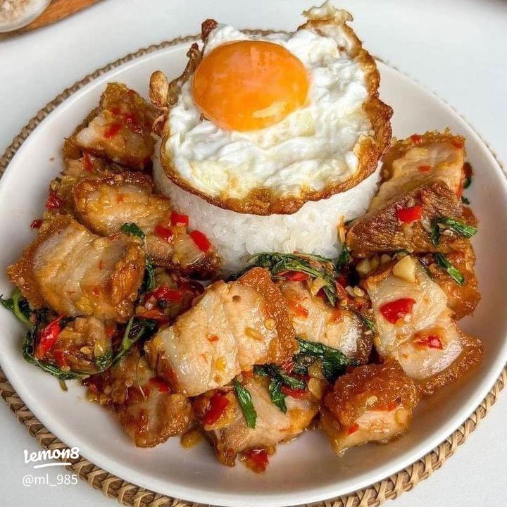 A+ กระเพราหมูกรอบไข่ดาว