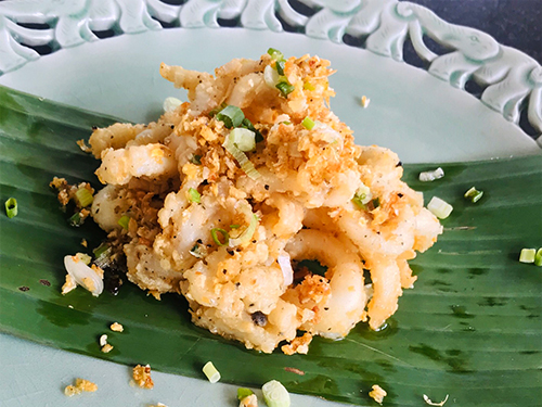 Muk Tod Kratiem Priktai [ปลาหมึกทอดกระเทียมพริกไทย]